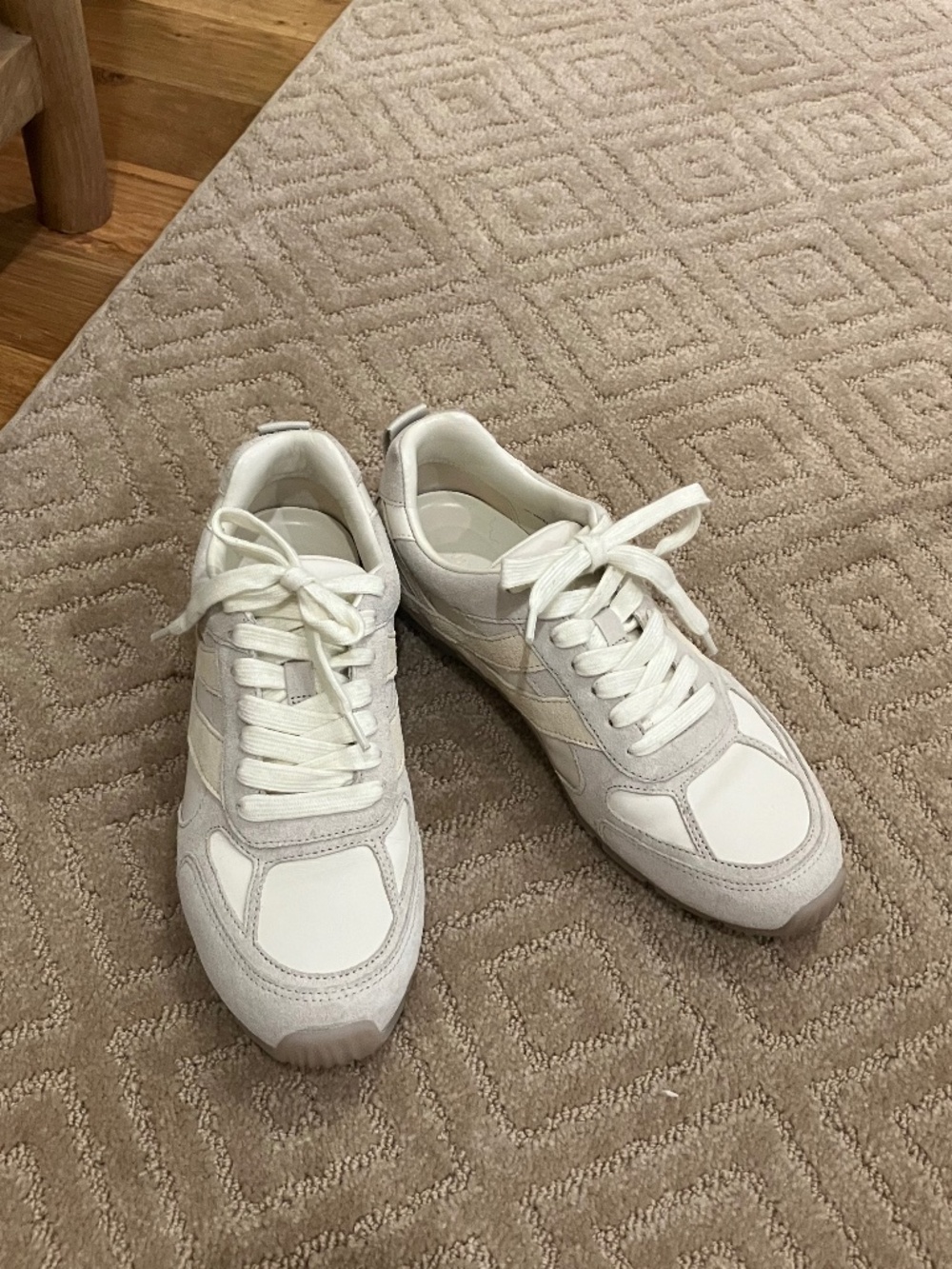 EUC women’s Vince athleisure sneakers size 6/36